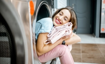 dziewczyna siedząca w pralce